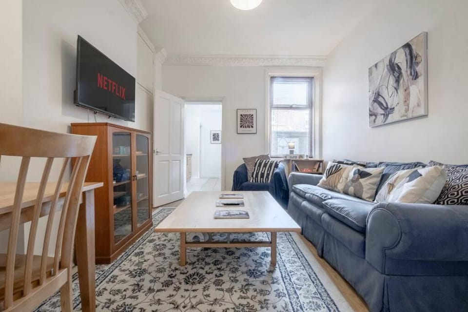 Communal lounge/ TV room, Living room, Seating area, Evening entertainment
