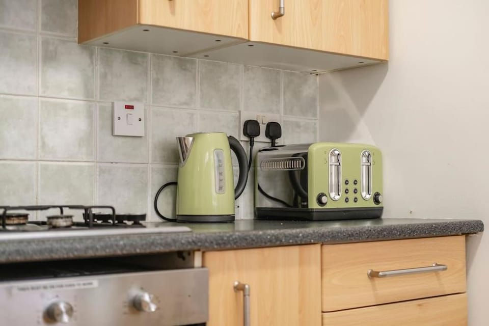 Coffee/tea facilities, Kitchen or kitchenette, stove, toaster
