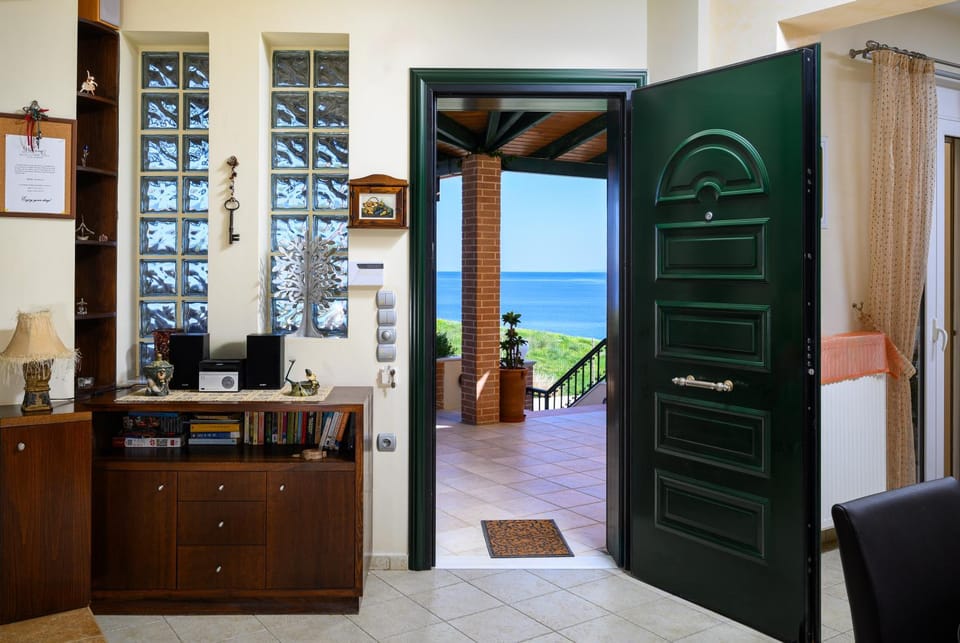 Facade/entrance, Sea view