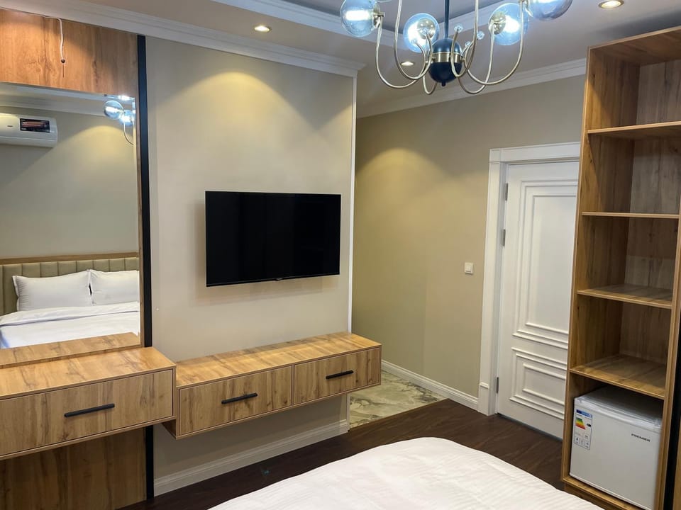 Bed, TV and multimedia, Photo of the whole room, Bedroom, wardrobe, air conditioner