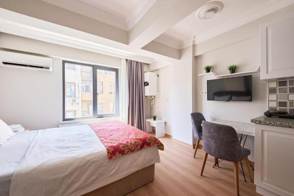 Bed, TV and multimedia, Kitchen or kitchenette, Photo of the whole room, Bedroom