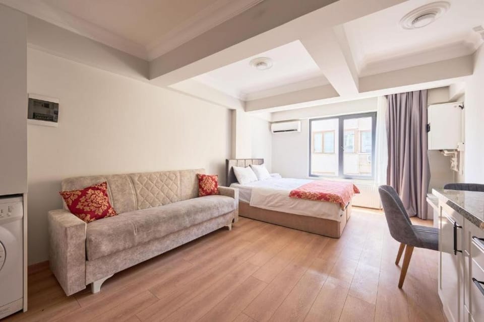 Bed, TV and multimedia, Living room, Photo of the whole room, Seating area, Bedroom
