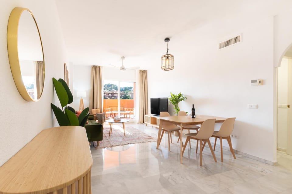 TV and multimedia, Living room, Seating area, Dining area
