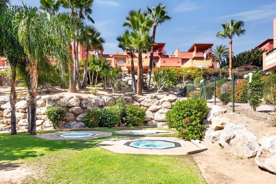 Property building, Garden, Hot Tub, Swimming pool