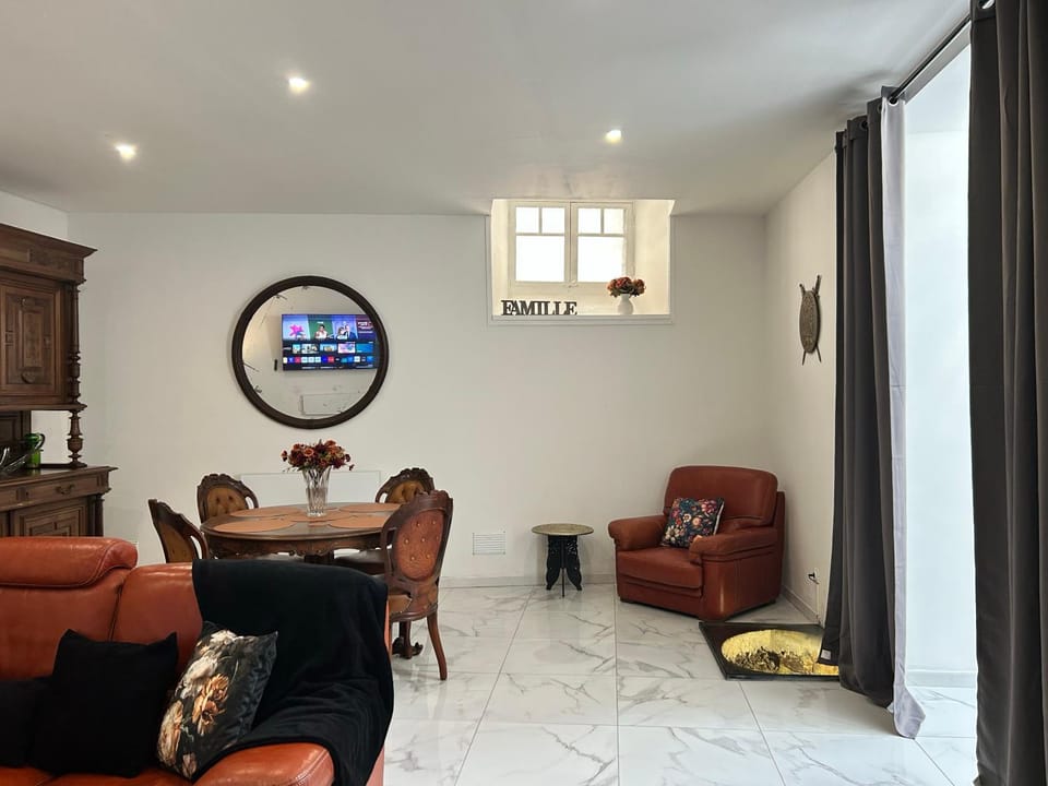 1712-Villa Carre Sleeps4 end of terrace town house House in Nouvelle-Aquitaine