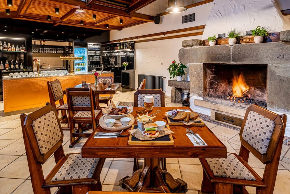Restaurant/places to eat, Restaurant/places to eat