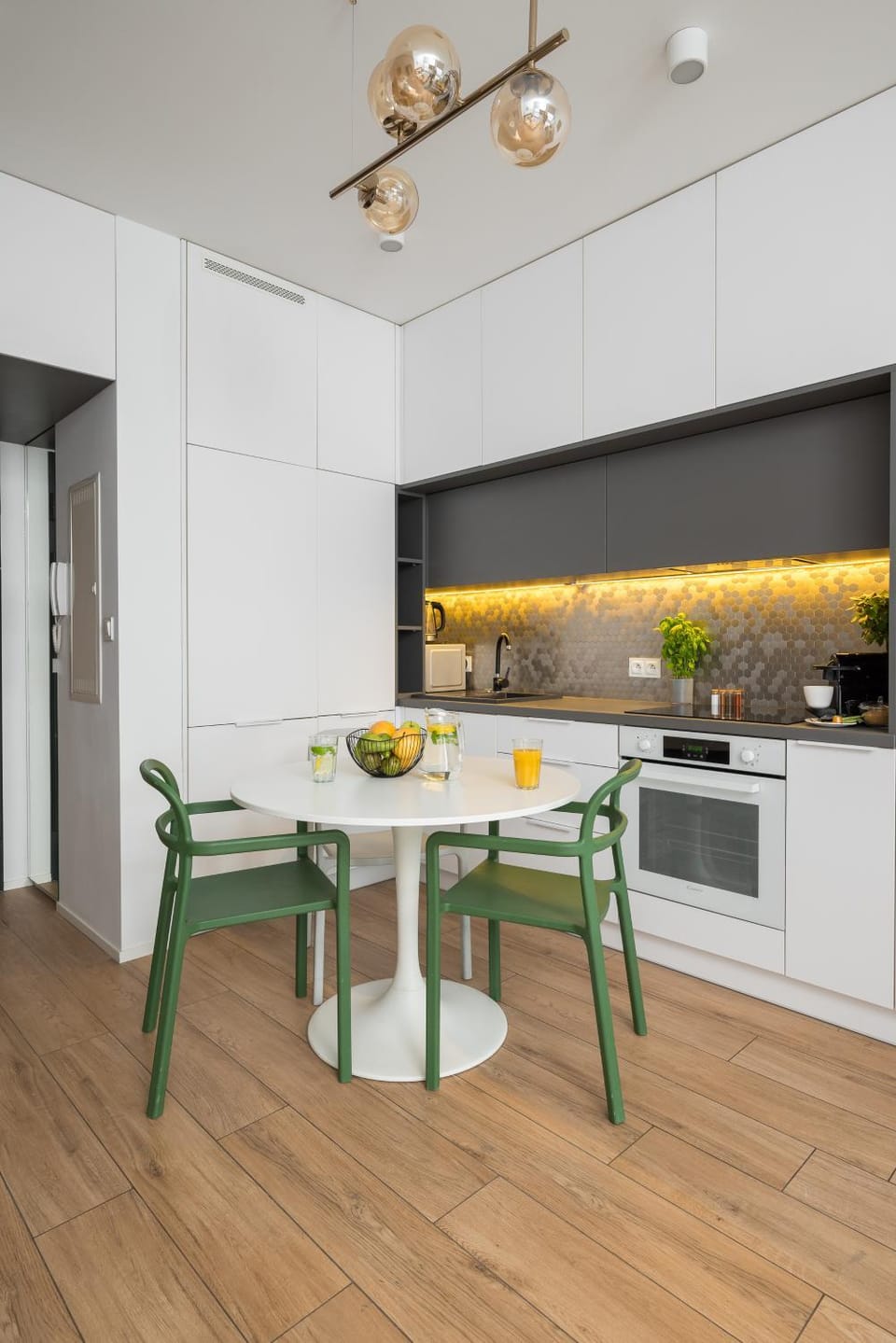 Kitchen or kitchenette, Dining area, stove