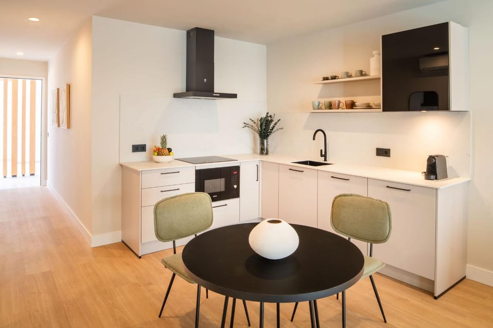 Coffee/tea facilities, Kitchen or kitchenette, Dining area, stove