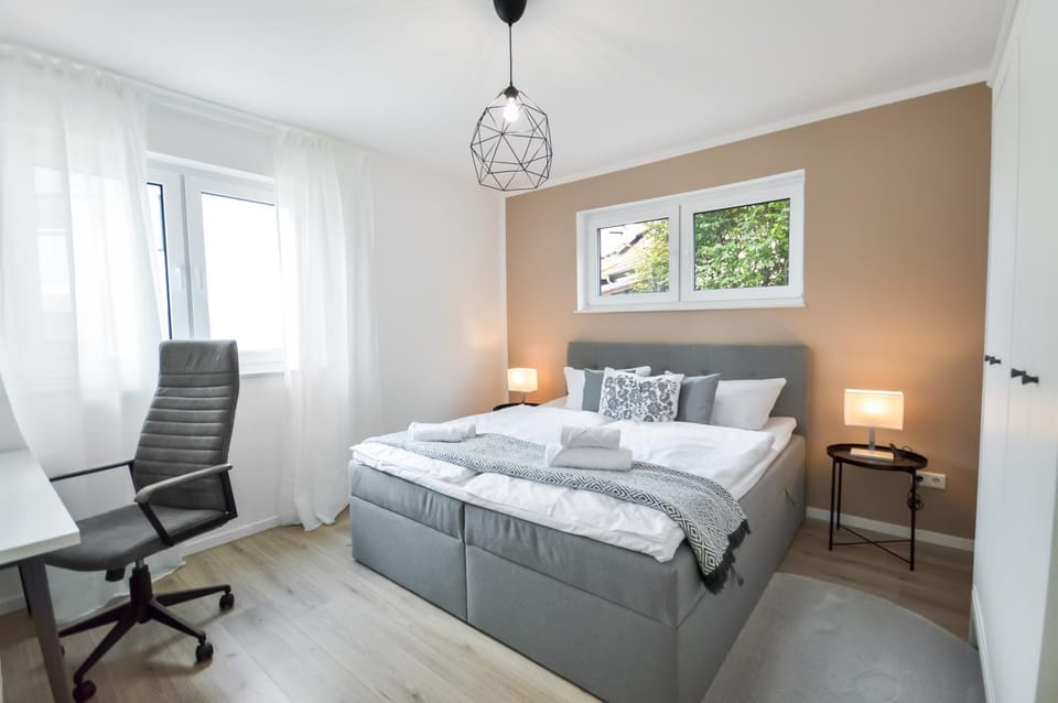 Bed, Photo of the whole room, Bedroom, towels