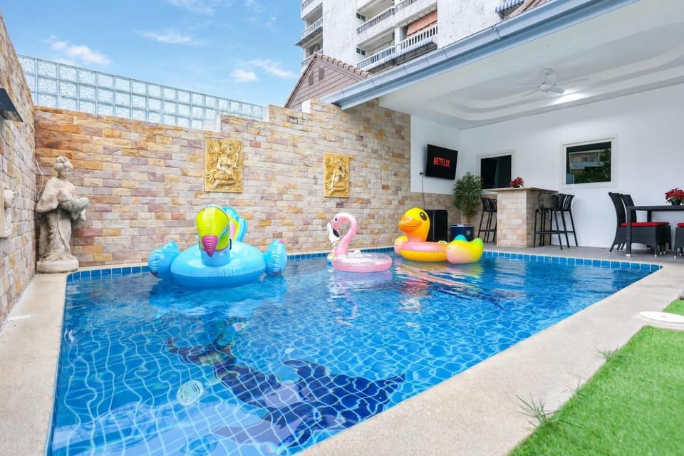 Communal lounge/ TV room, Day, TV and multimedia, Evening entertainment, Pool view, Pool view, Swimming pool, Swimming pool, Swimming pool, sunbed
