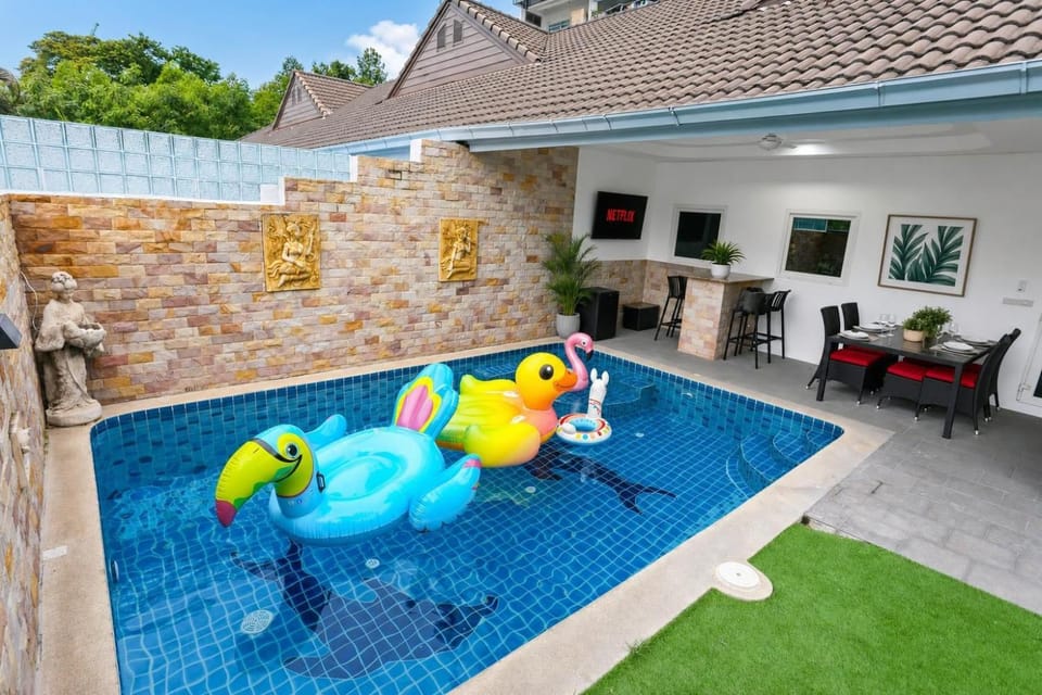 Patio, Communal lounge/ TV room, Day, Evening entertainment, Pool view, Pool view, Swimming pool, Swimming pool, Swimming pool, sunbed