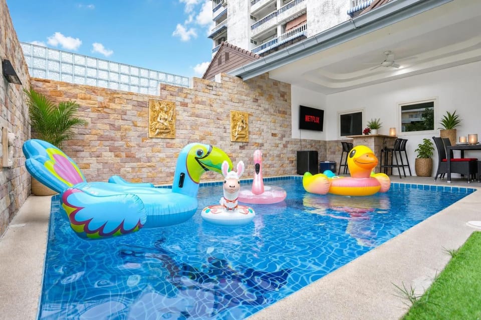 Patio, Communal lounge/ TV room, Day, Seating area, Evening entertainment, Pool view, Pool view, Swimming pool, Swimming pool, Swimming pool, sunbed