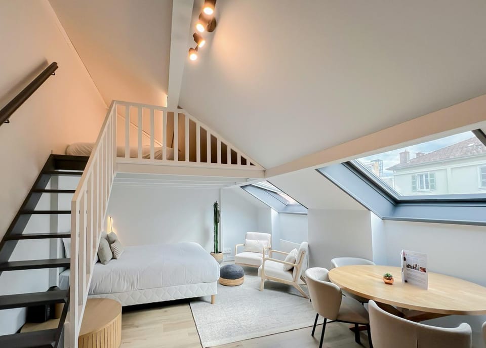 Cloud Stylish flat with jacuzzi near city center Apartment in Annecy