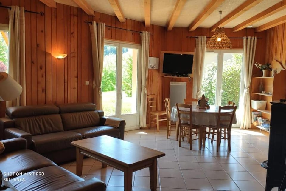 Gîte les 4 saisons - Intérieur bois - Lac de Chalain House in Jura
