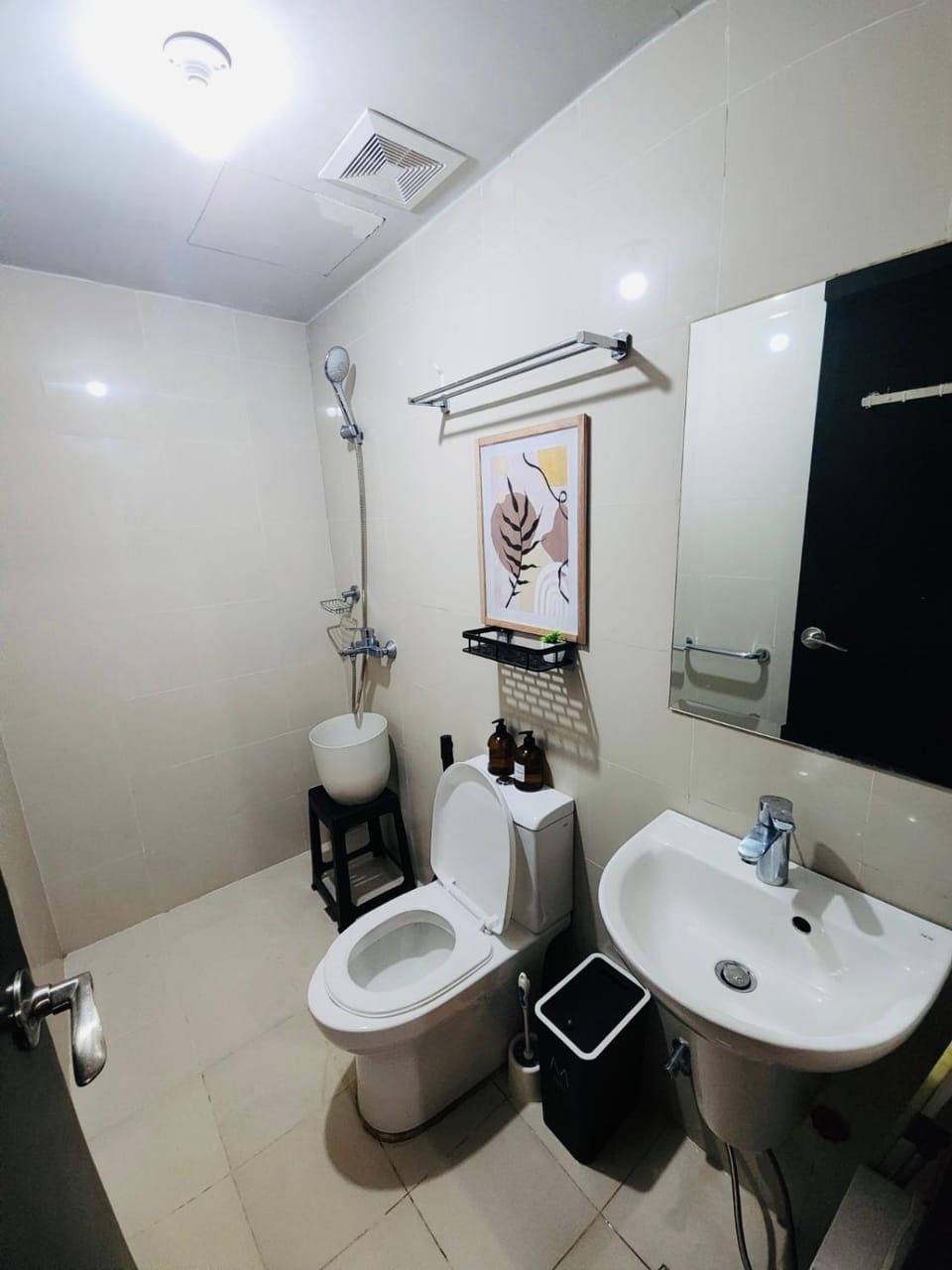 Cubao Manhattan Heights Residential Condo TC10N - Bright Studio with Pool, Balcony - Next to AliMall and SM - Walking Distance to Araneta Coliseum and Gateway Mall in Cubao Quezon City - Staycations by SMS Apartment in Pasig