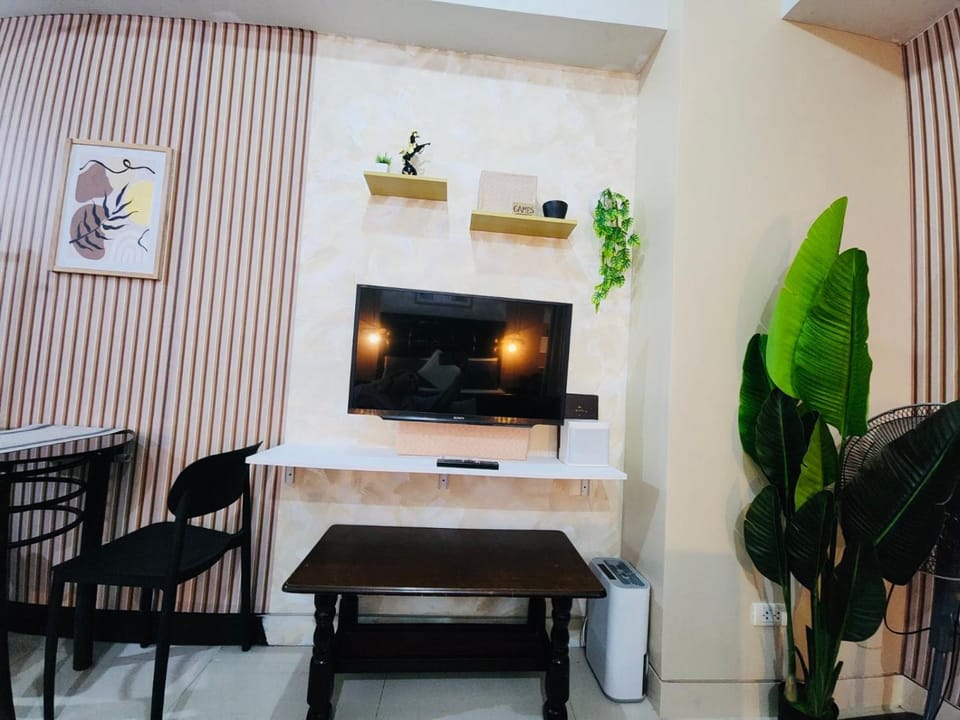 Cubao Manhattan Heights Residential Condo TC10N - Bright Studio with Pool, Balcony - Next to AliMall and SM - Walking Distance to Araneta Coliseum and Gateway Mall in Cubao Quezon City - Staycations by SMS Apartment in Pasig