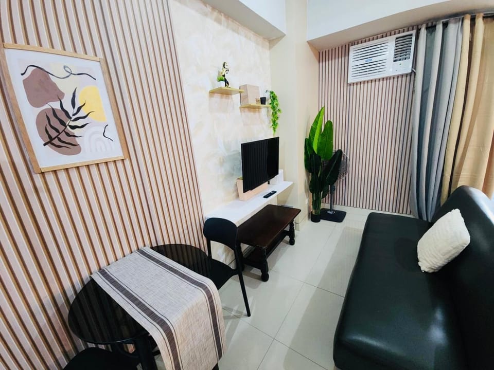 Cubao Manhattan Heights Residential Condo TC10N - Bright Studio with Pool, Balcony - Next to AliMall and SM - Walking Distance to Araneta Coliseum and Gateway Mall in Cubao Quezon City - Staycations by SMS Apartment in Pasig