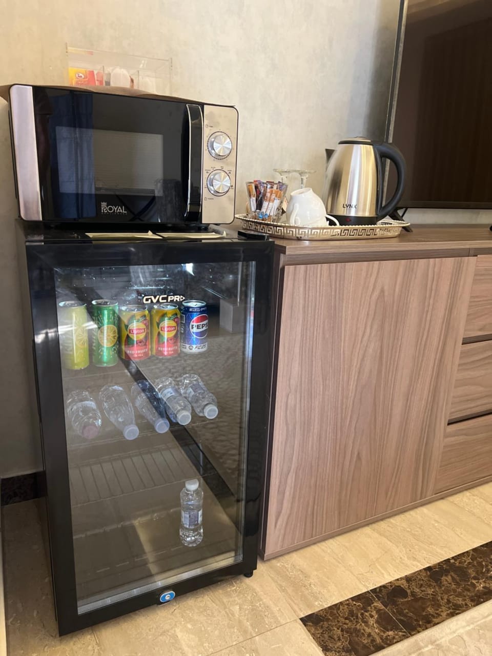 Coffee/tea facilities, Kitchen or kitchenette, minibar, vending machine