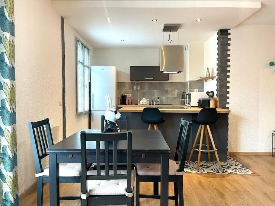 Kitchen or kitchenette, Living room, Seating area, Dining area, stove
