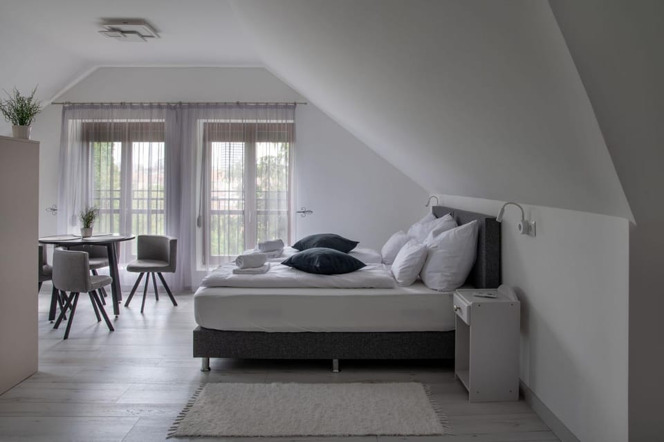 Bed, Living room, Photo of the whole room, Dining area, Bedroom, towels