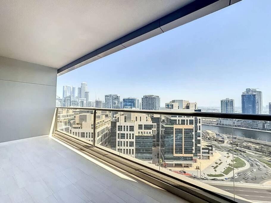 Tick - King Suite City Skyline View with Pool & Sauna Apartment in Dubai
