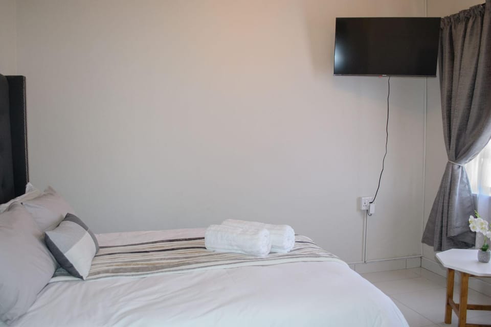 Bed, TV and multimedia, Bedroom, towels