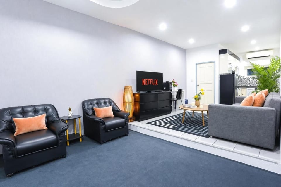 Communal lounge/ TV room, TV and multimedia, Living room, Seating area, Evening entertainment