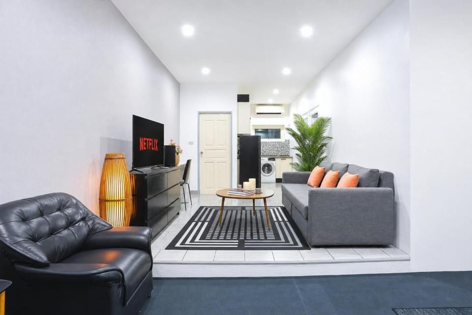 Communal lounge/ TV room, TV and multimedia, Living room, Seating area, Evening entertainment