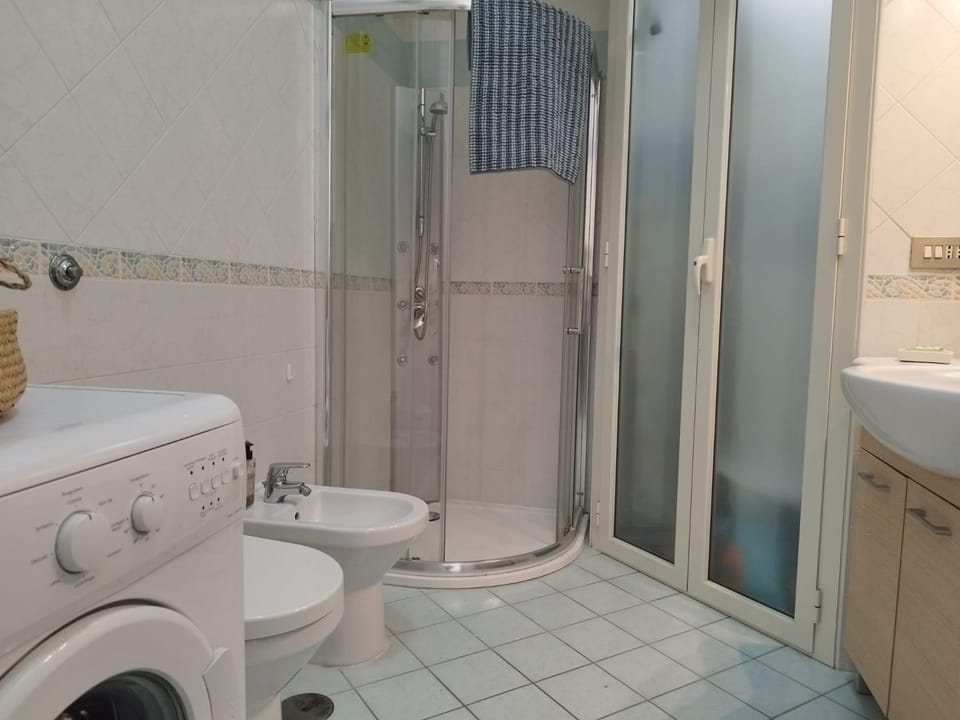 Shower, Toilet, Bathroom, towels, washing machine