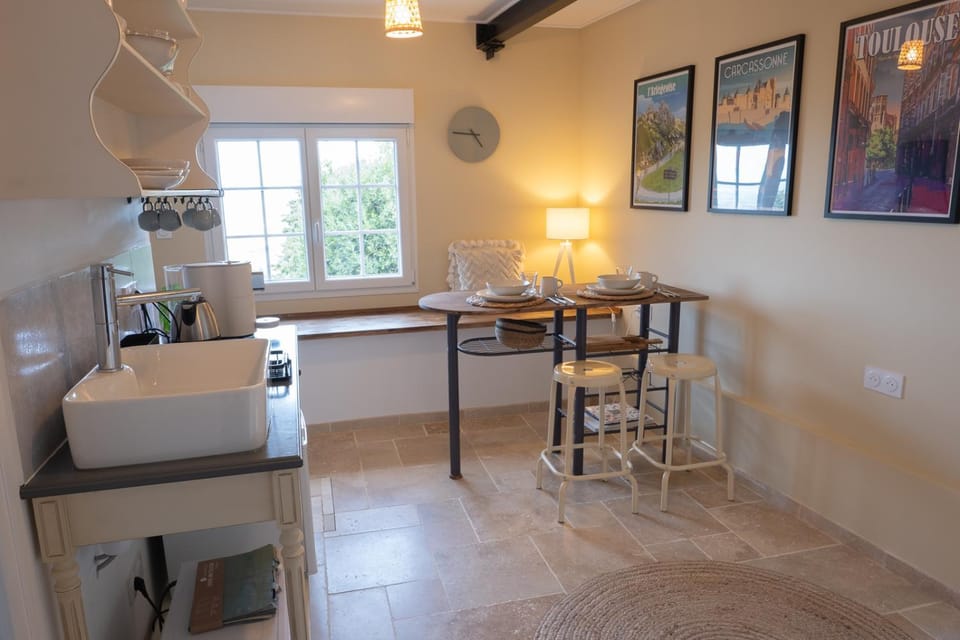 Kitchen or kitchenette, Dining area