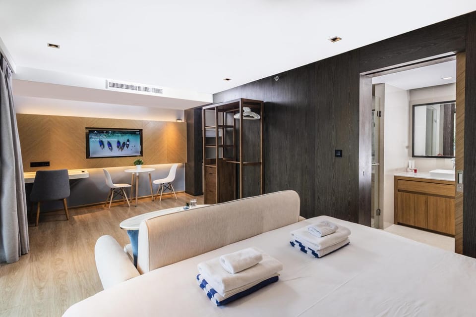 Bed, TV and multimedia, Living room, Other, Bedroom, towels