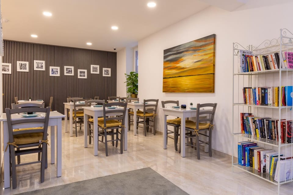 Library, Seating area, Breakfast