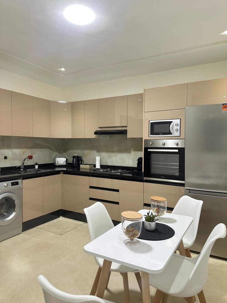 Coffee/tea facilities, Kitchen or kitchenette, Dining area, oven, washing machine