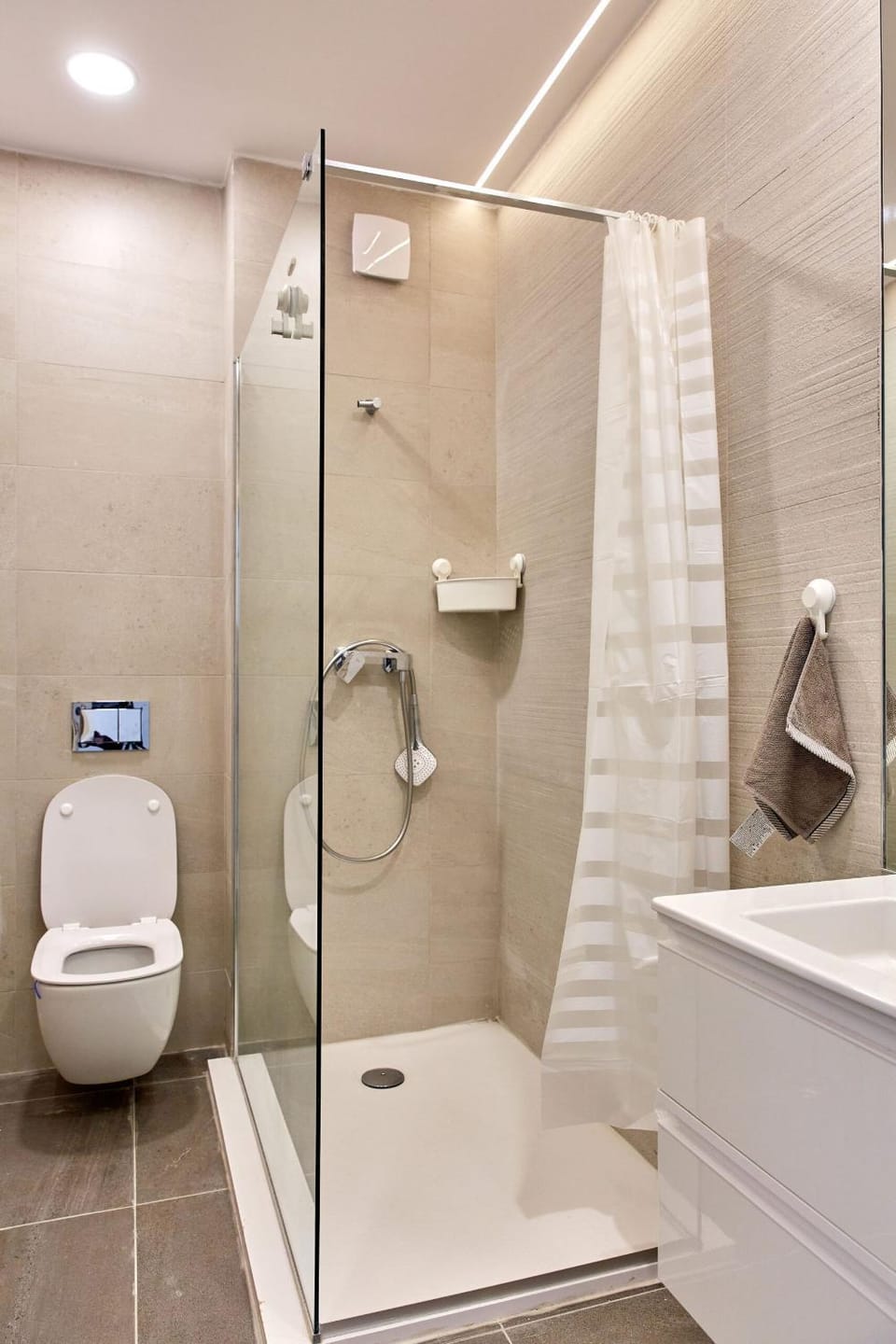 Shower, Toilet, Bathroom, towels