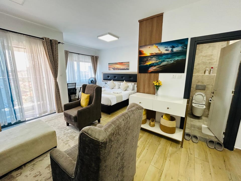 Bed, TV and multimedia, Living room, Photo of the whole room, Seating area, Bedroom