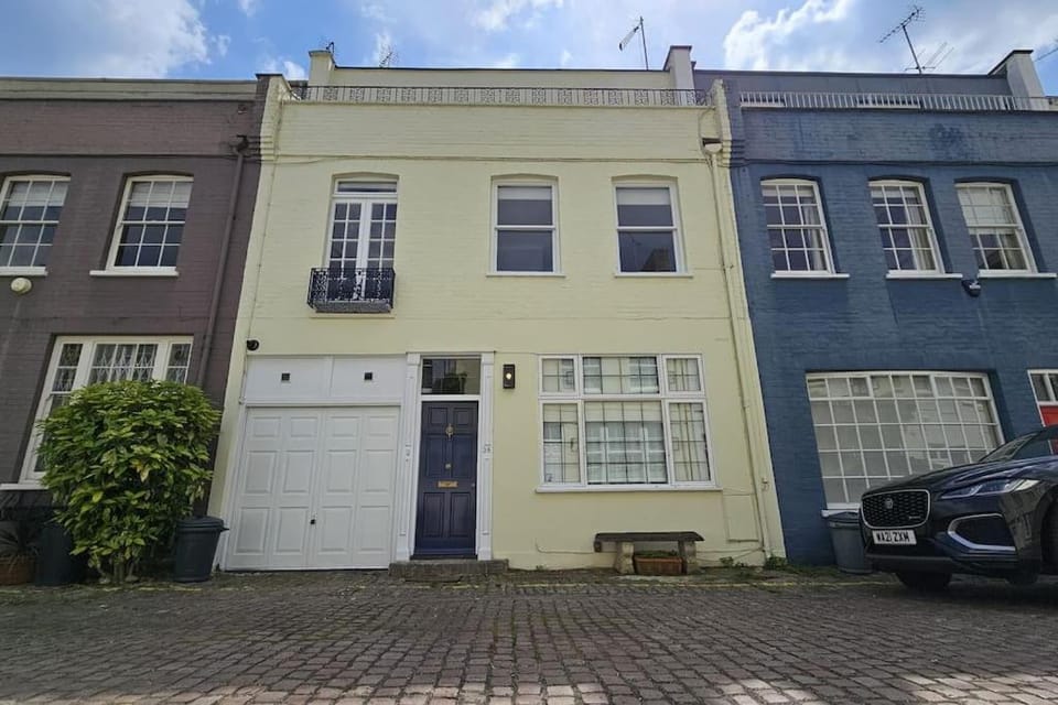 Prime Location Prince's Gate Mews 4BD 3 BATH House in City of Westminster