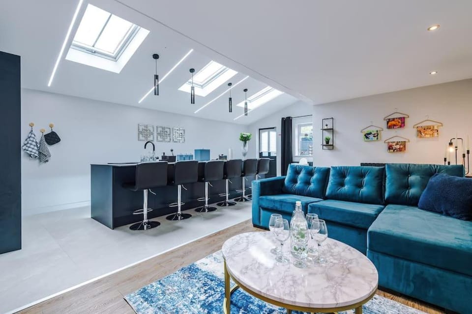 Incredible Home With Games Room, Sleeps 8, Parking Included, Perfect For Groups, Families, Contractors, Professionals Apartment in Northwich