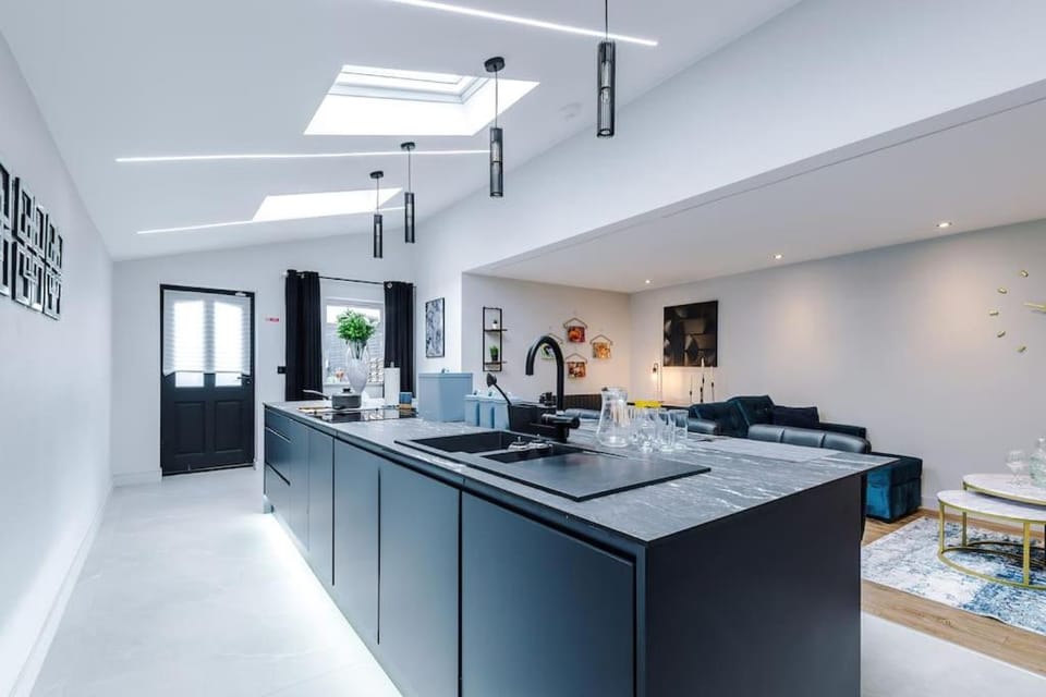 Incredible Home With Games Room, Sleeps 8, Parking Included, Perfect For Groups, Families, Contractors, Professionals Apartment in Northwich