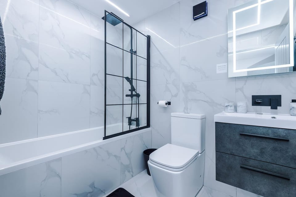 Incredible Home With Games Room, Sleeps 8, Parking Included, Perfect For Groups, Families, Contractors, Professionals Apartment in Northwich