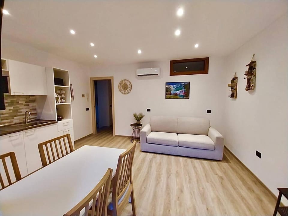 Kitchen or kitchenette, Dining area, air conditioner