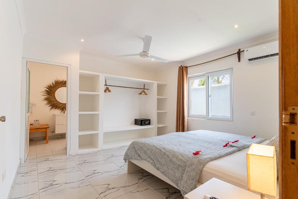 Photo of the whole room, Bedroom, wardrobe