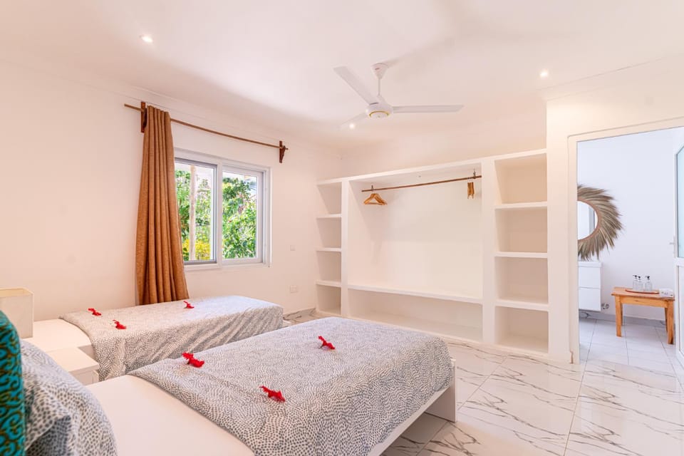 Photo of the whole room, Bedroom, wardrobe, air conditioner