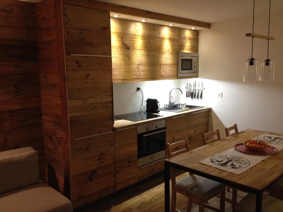 Kitchen or kitchenette, Dining area
