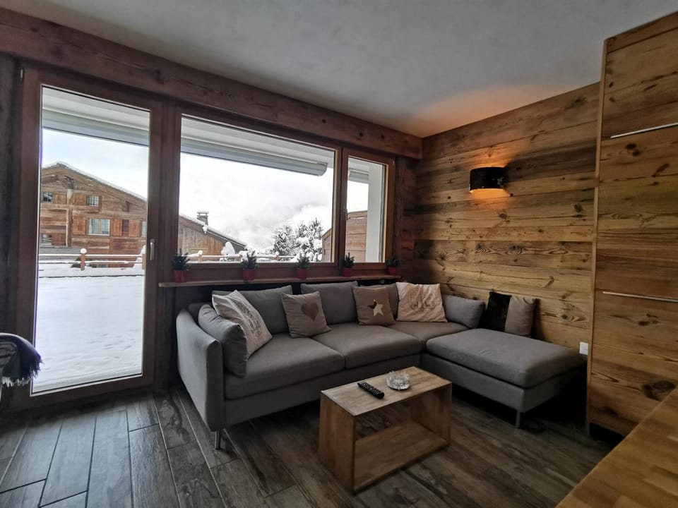 Patio, Living room