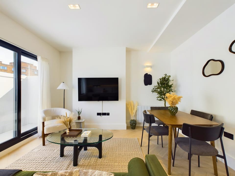 TV and multimedia, Living room, Seating area, Dining area, Evening entertainment