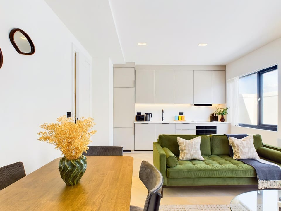 Kitchen or kitchenette, Living room, Seating area, Dining area, stove, toaster