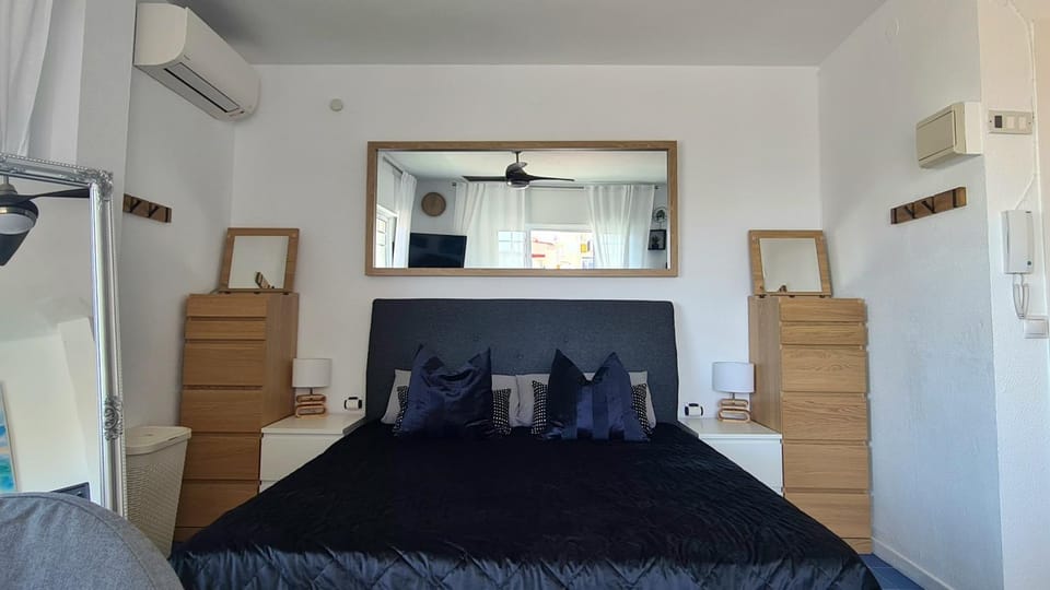 Bed, Photo of the whole room, Bedroom, air conditioner