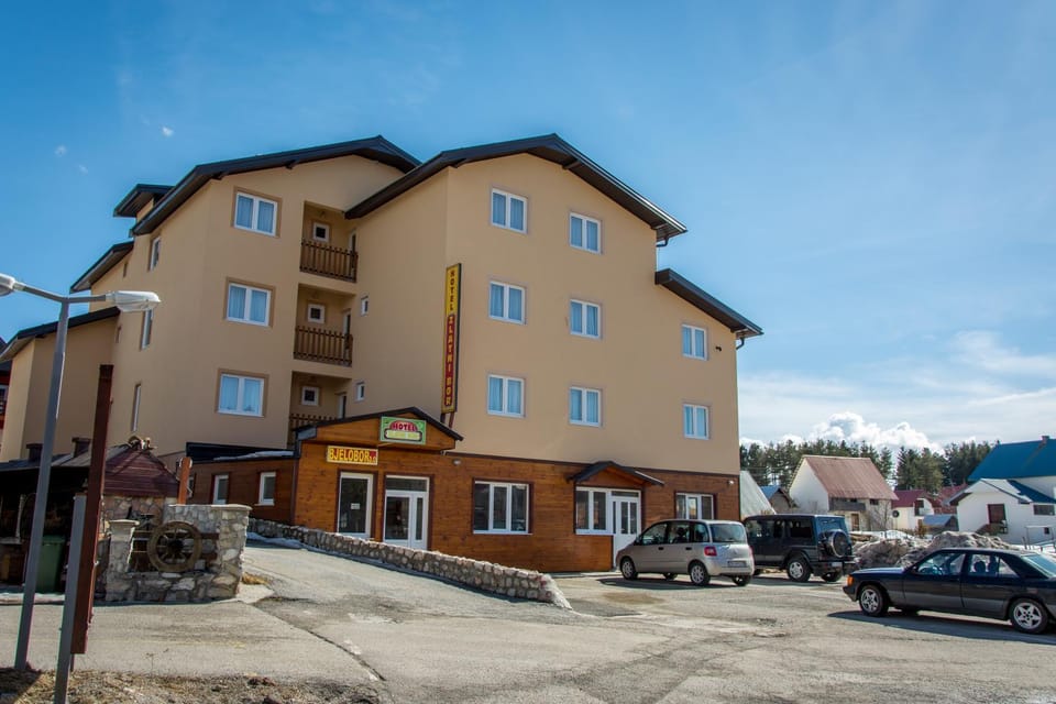 Property building, Facade/entrance, Neighbourhood, Street view, Location, Parking