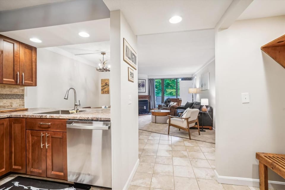 Pinnacle B10 House in Mendon