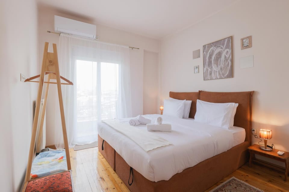 Photo of the whole room, Bedroom, towels